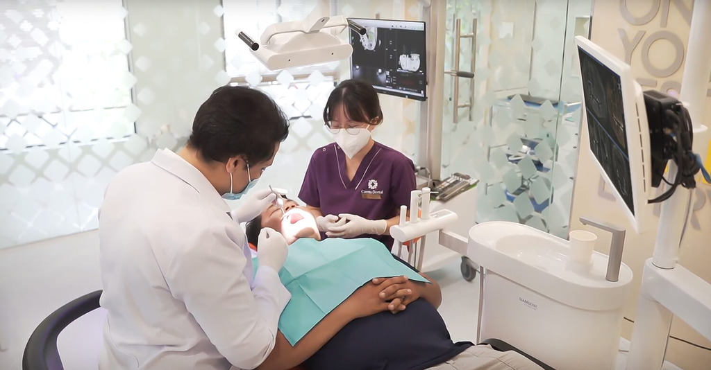 Ảnh bác sĩ đang điều trị bệnh nhân trên ghế nha khoa tại Nha khoa Cẩm Tú Nha khoa Quận 1 