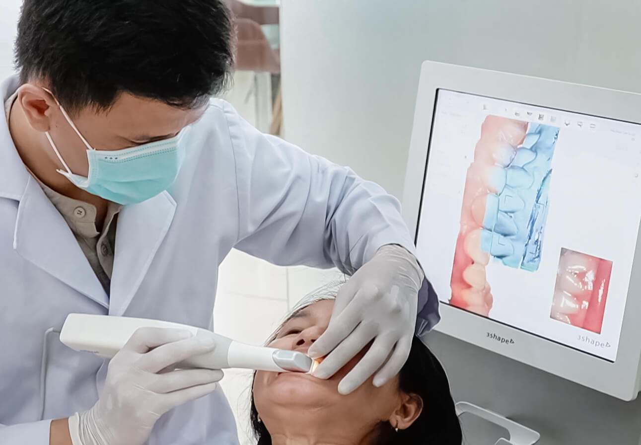ảnh bác sĩ lấy mẫu mô phỏng ảnh răng của bệnh nhân trên ghế nha khoa tại Nha khoa Cẩm Tú Nha khoa Quận 1