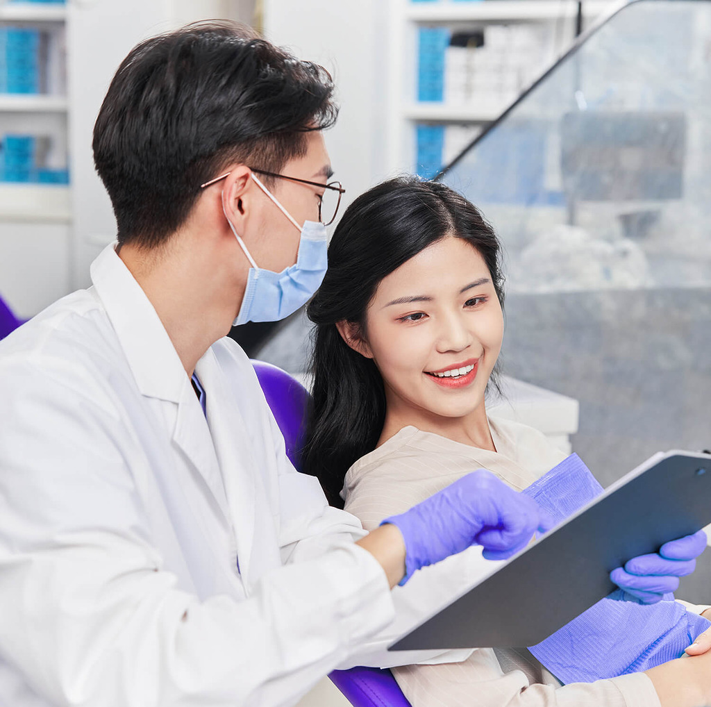 ảnh Bác sĩ đang điều trị bệnh nhân trên ghế nha khoa tại Nha khoa Cẩm Tú Nha khoa Quận 1