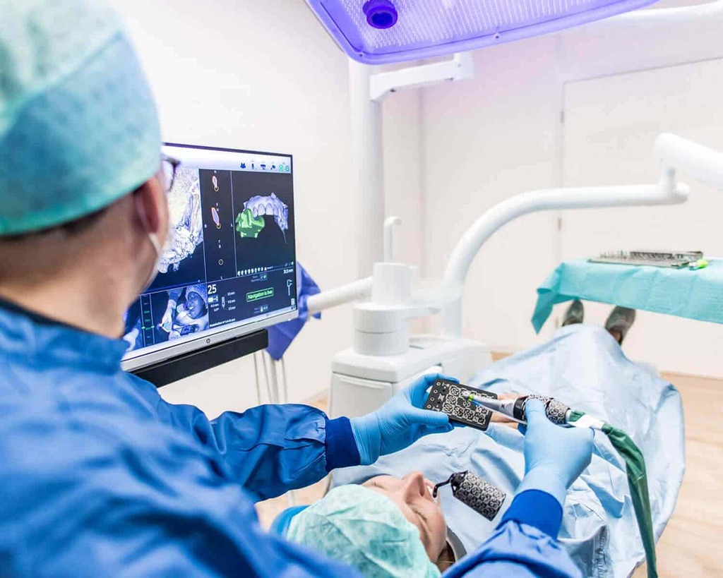 ảnh bác sĩ lấy mẫu mô phỏng ảnh răng của bệnh nhân trên ghế nha khoa tại Nha khoa Cẩm Tú Nha khoa Quận 1