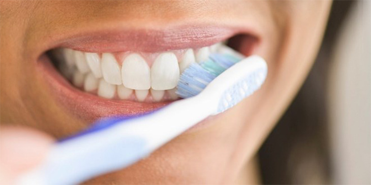 Chải răng đúng cách để bảo vệ răng Implant
