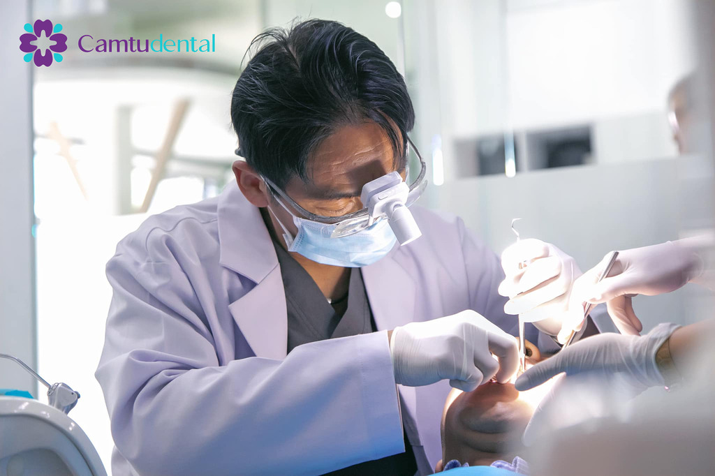 bác sĩ đang phẫu thuật cấy ghép Implant tại chi nhánh nha khoa Quận 1 của Cẩm Tú 