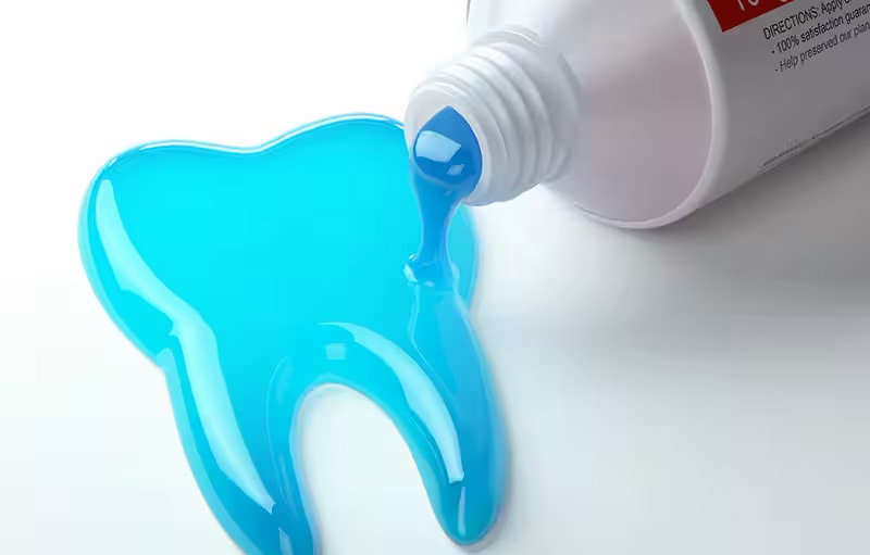 toothpaste shape tooth coming out tube.jpg.rendition.800.511 - Lưu ý vệ sinh răng miệng cho bạn đang niềng răng - Hệ thống Nha khoa Cẩm Tú