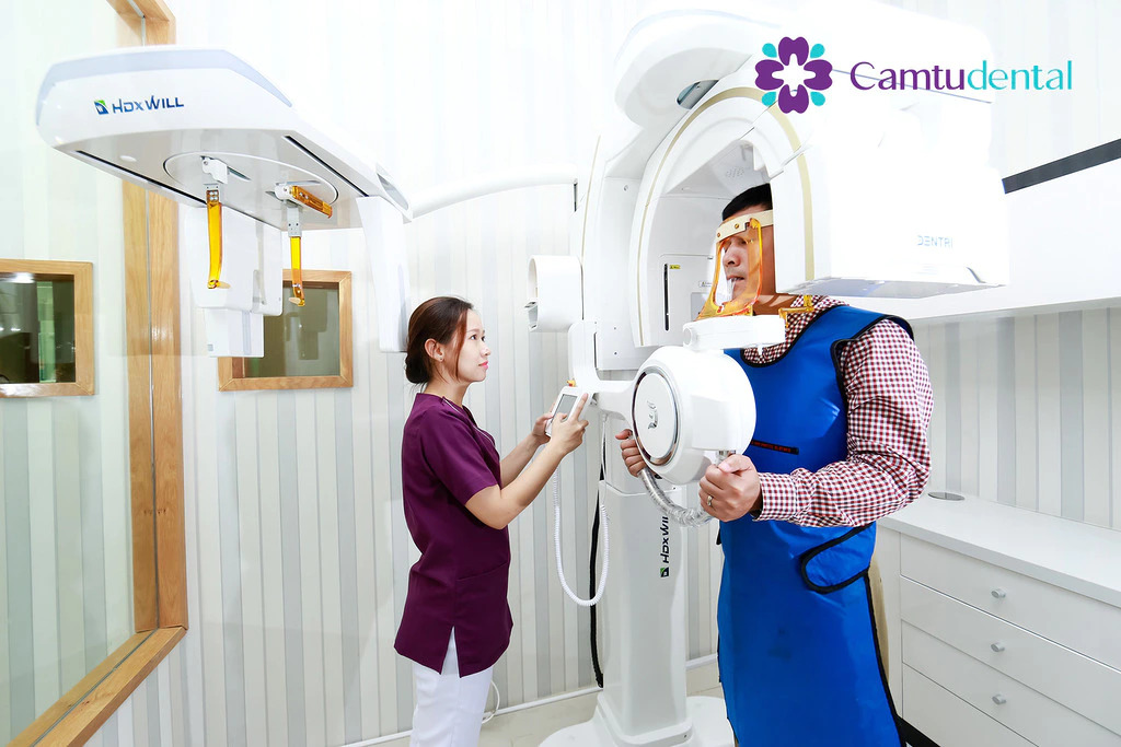 Bệnh nhân tại Nha khoa Camtu được chụp X-quang răng kỹ thuật số với kỹ thuật viên vận hành thiết bị hình ảnh tiên tiến 3D Cone Beam CT Scan 