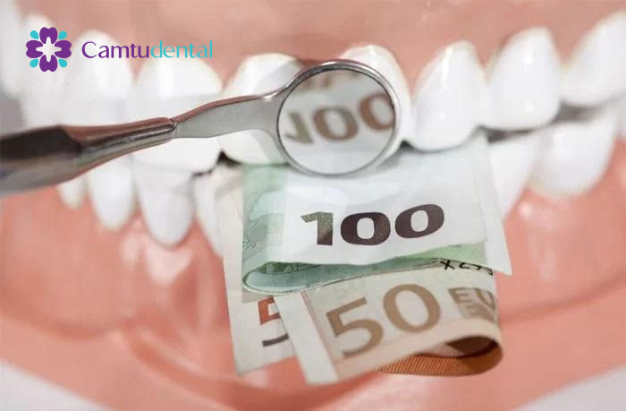 Một chiếc gương nha khoa phản chiếu tờ 100 euro được đặt trên một bộ răng mô hình.
