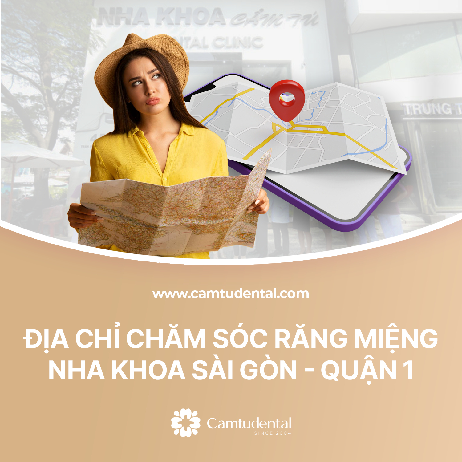 Người phụ nữ xem bản đồ tìm nha khoa sài gòn