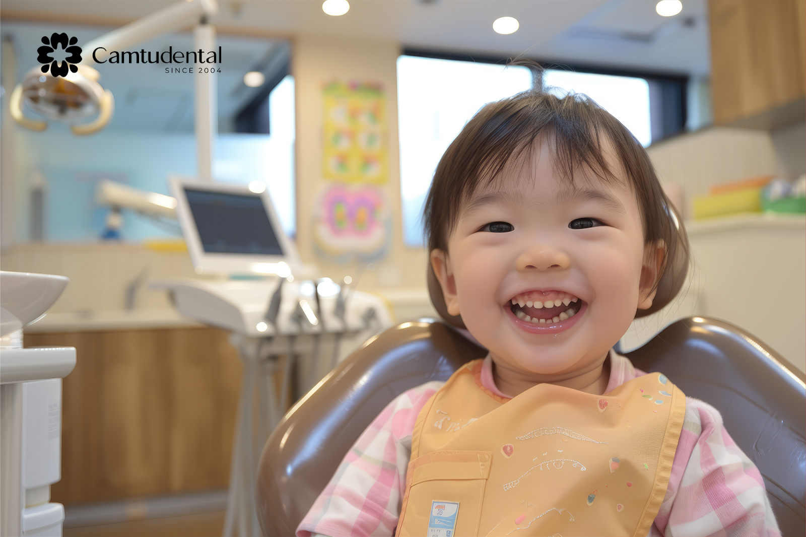 Nha khoa trẻ em: Đừng bỏ qua 5 điều này để bảo vệ sức khỏe răng miệng cho con bạn! 2 Bé gái với răng sữa đang ngồi ăn