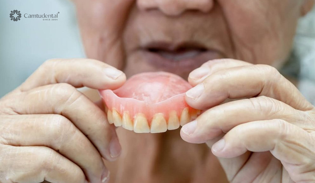 bà lão cầm hàm giả tháo lắp 