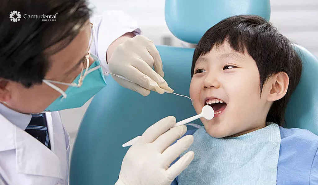 Khi nào cần trám răng sữa cho trẻ? 5 bác sĩ đang trám răng sữa cho bé trai