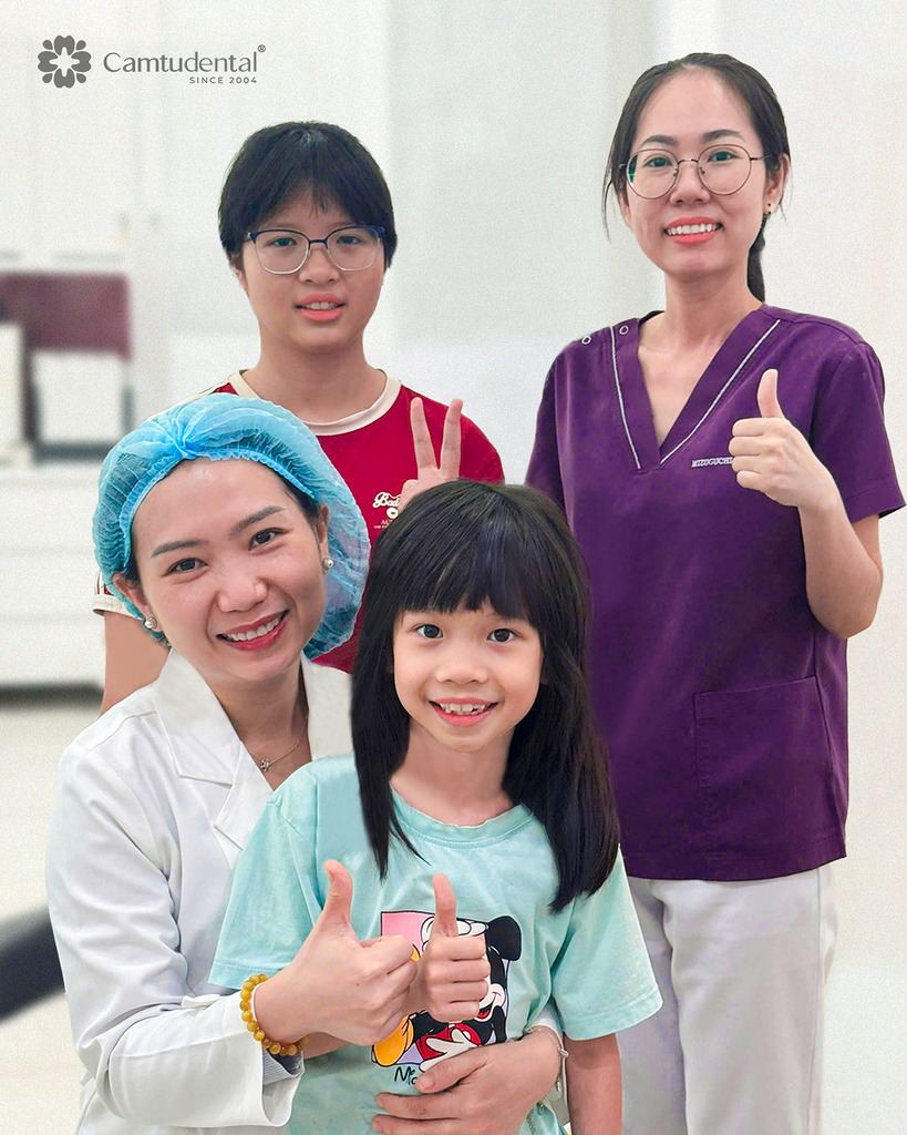 Những điều cần biết trước khi nhổ răng sữa cho trẻ 4 bác sĩ, phụ tá và 2 bệnh nhân trẻ em