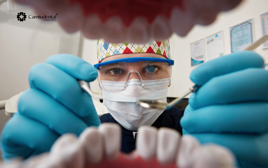 Khi nào bọc răng sứ bị đau là dấu hiệu cần kiểm tra sớm