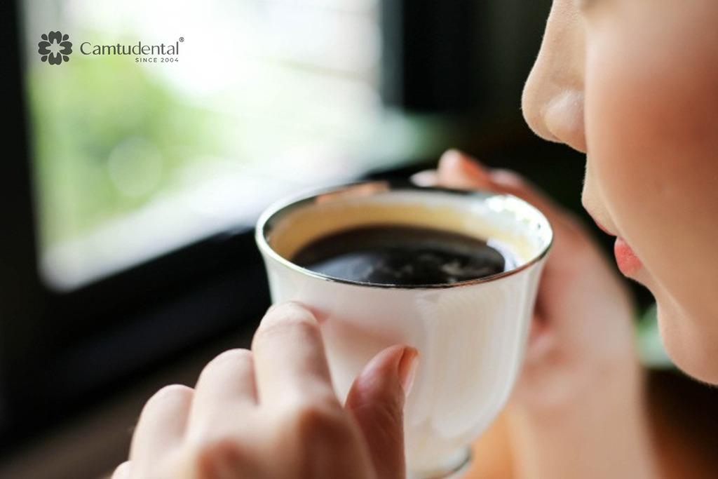 Cà phê dễ bám màu lên răng sứ