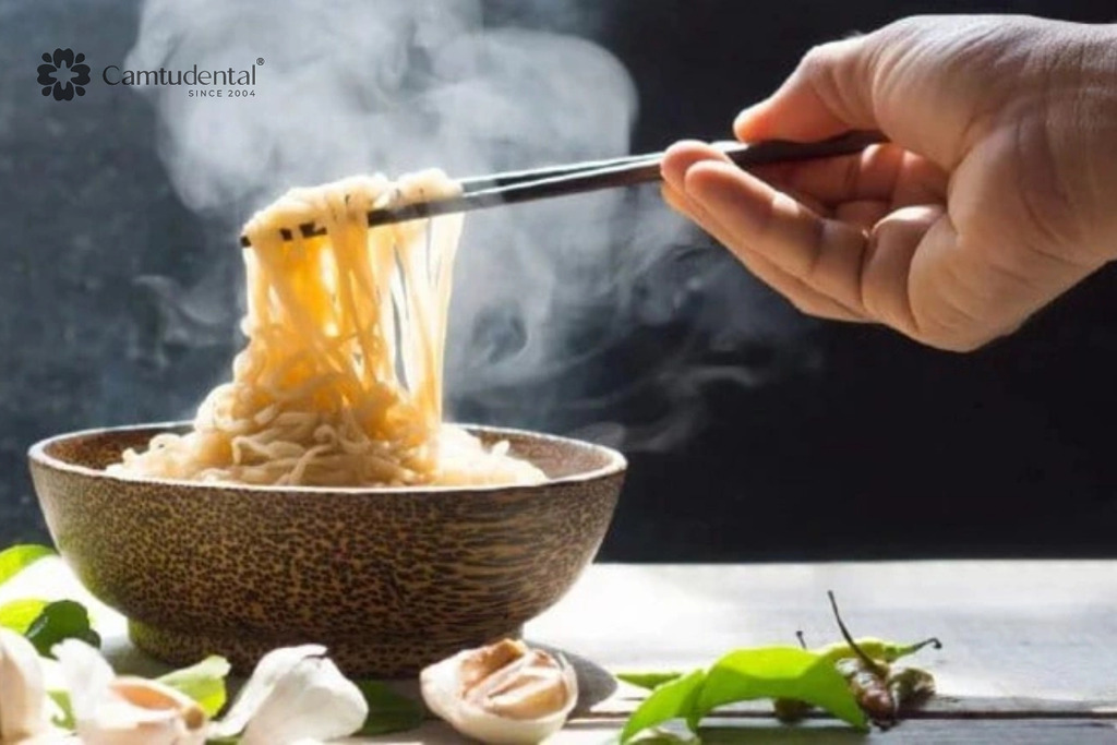 Đồ ăn quá nóng có thể gây khó chịu cho răng mới phục hình