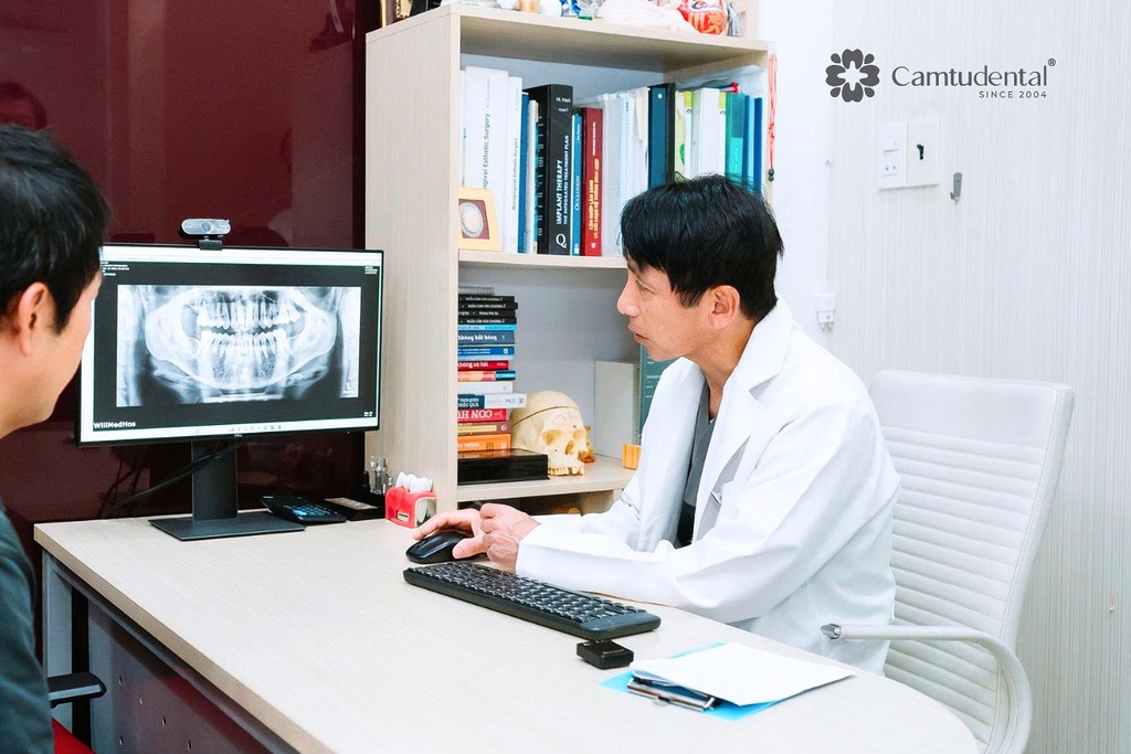 Bác sĩ Cẩm Tú Bến Thành thăm khám trồng răng Implant