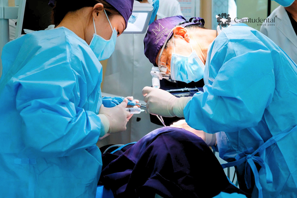 Đội ngũ Cẩm Tú Bến Thành thực hiện trồng răng Implant