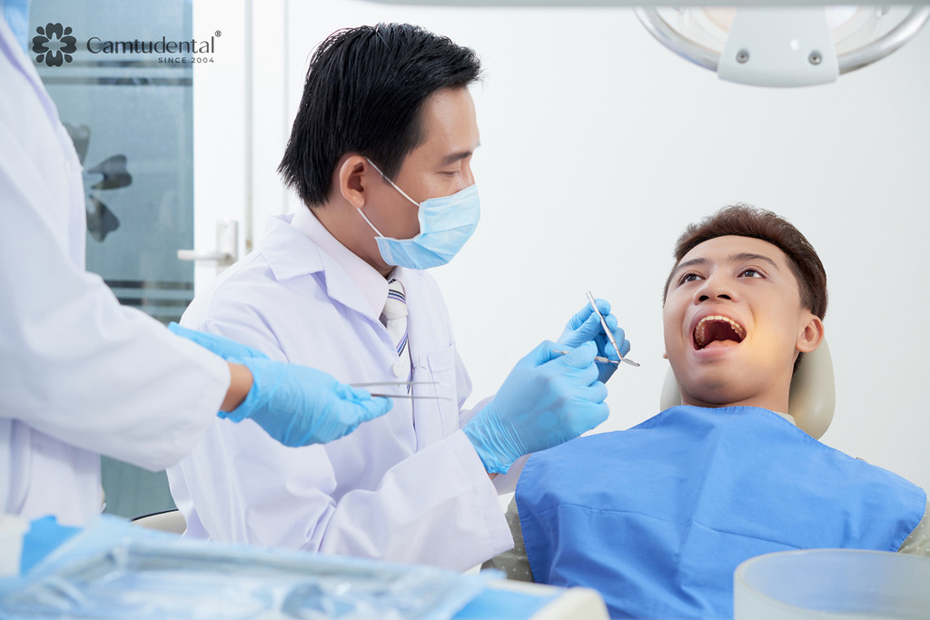 Bọc Răng Sứ Bao Lâu Thì Cần Thay? 7 Dấu Hiệu Không Nên Bỏ Qua 3 Bác sĩ khám và kiểm tra tình trạng răng miệng cho bệnh nhân