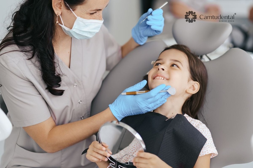 Bé gái khám răng định kỳ tại phòng khám nha khoa trẻ em