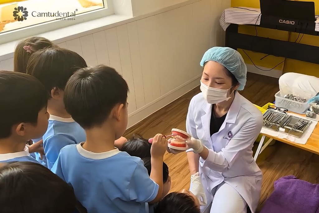 Bác sĩ nha khoa Cẩm Tú hướng dẫn học sinh mầm non chải răng đúng cách