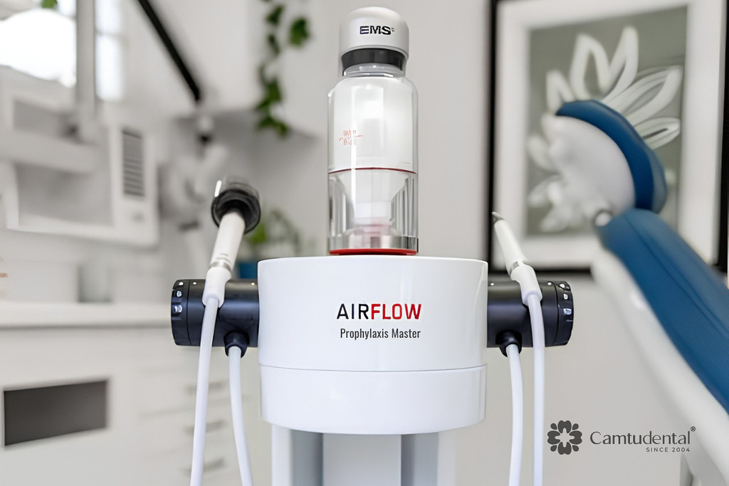 Vệ Sinh Răng AirFlow Là Gì? 6 Sự Thật Bạn Cần Biết 3 Cận cảnh thiết bị AIRFLOW Prophylaxis Master EMS trong phòng nha khoa